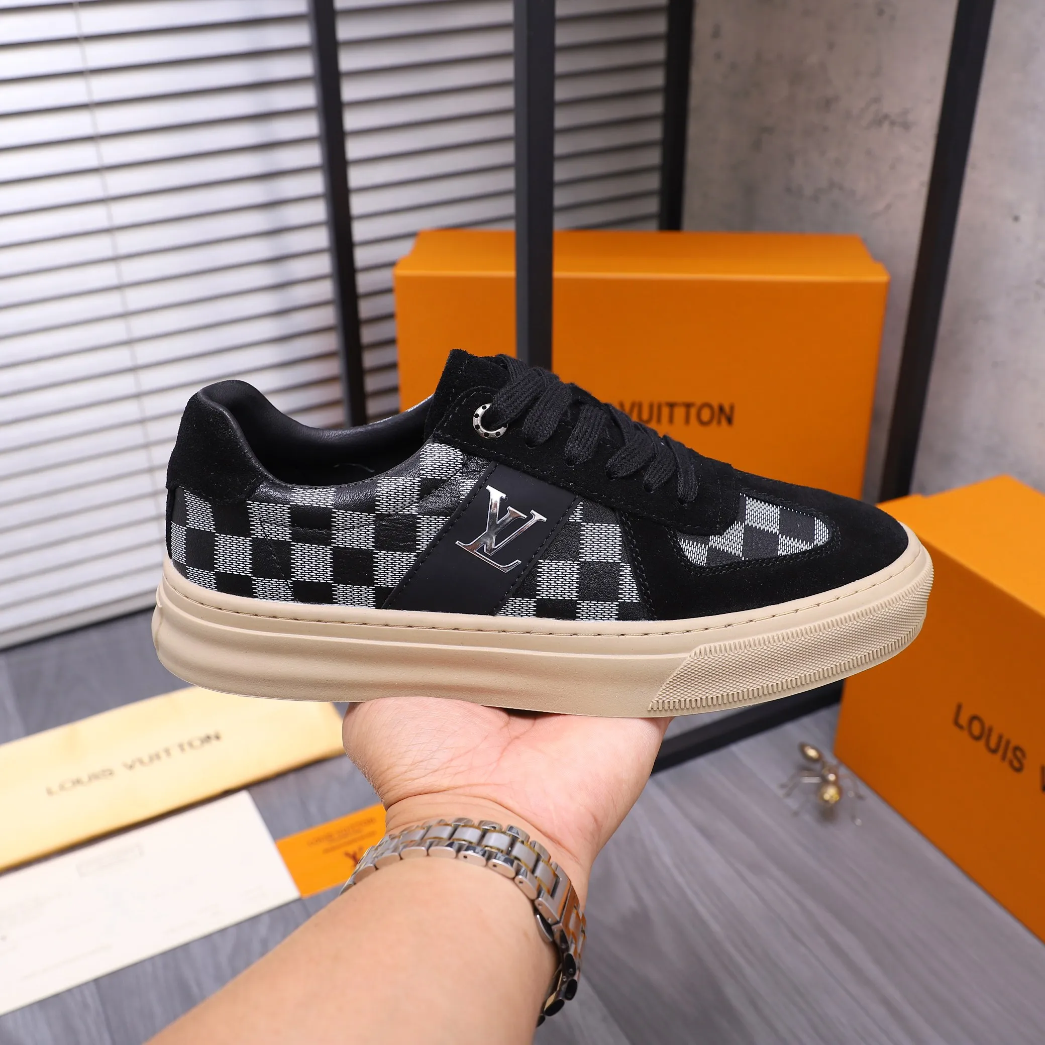 Men's shoes 💰p400 Product trademark: LV "Louis Vuitton" casual lace-up men's shoes Regular size: 38-44 Product materials: Selected matte cowhide stitching plaid cowhide upper, sheepskin lining, rubber outsole